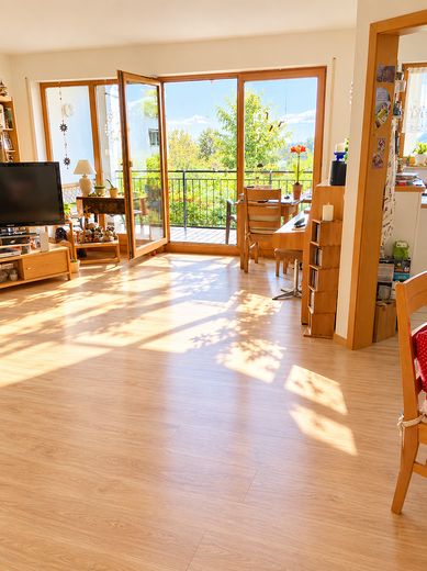 Bonito piso de 3 habitaciones con balcón soleado en Ulm-Wiblingen – Sonniges Wohnzimmer