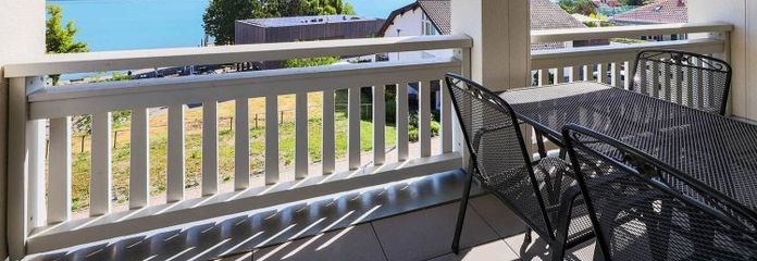 Bodman mit Seesicht: Traumhafte 3,5 Zimmer Wohnung
mit 2 x Balkon,Aufzug, 2xTG, Weinkeller und EBK