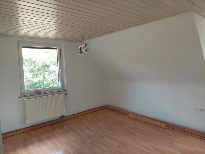 5 1/2 Zimmer Wohnung in ruhig gelegenem Zweifamilienwohnhaus mit sonnigem Garten – OG Schlafzimmer