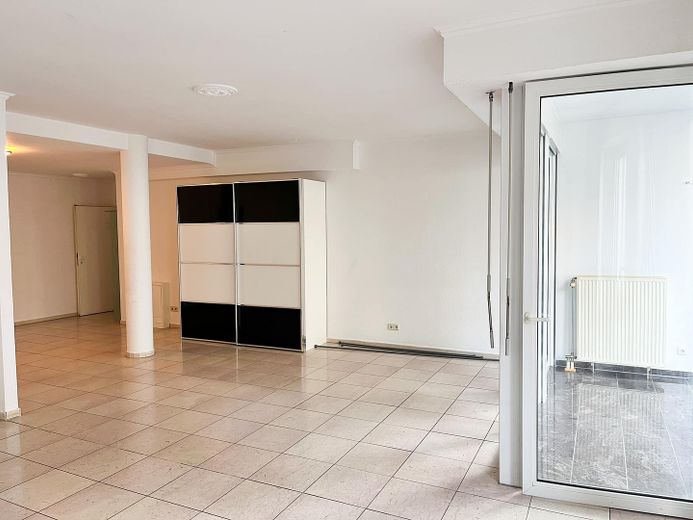 Exklusives City-Apartment mit großzügiger Wohnloggia in Top-Lage – Wohnraum