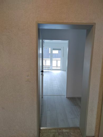 Von priv. - schönes 1-Zi. Single-Appartement in Pad Schloß Neuhaus, ruhige Lage m. Balkon 2.OG – Blick vom Treppenhaus