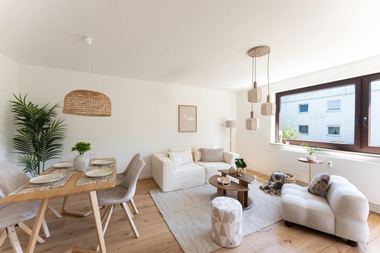 Erstbezug nach Kernsanierung: 4-Zimmer-Wohnung mit PV-Mieterstrom & TG-Stellplatz in S-Heumaden – Wohnzimmer