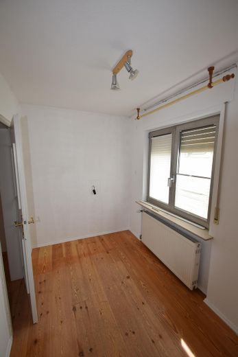 Provisionsfrei! Zweifamilienhaus, großer Sonnengarten – Ankleidezimmer 1. OG