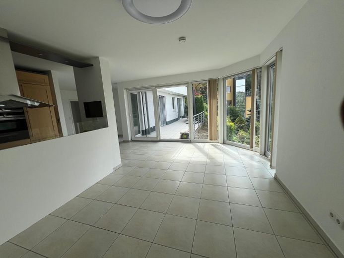 Esclusivo appartamento con terrazza, vista incantevole sul verde, ampie vetrate e garage – Foto 8