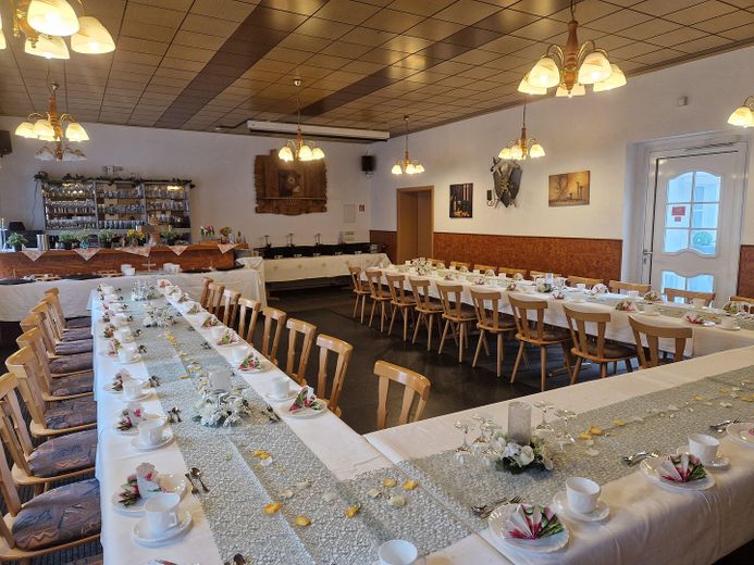 Restaurantimobilie mit viel Potential – Kaminzimmer für Feiern