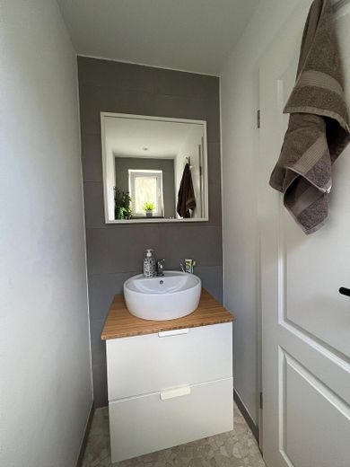 Modernes High-Tech-Wohnen: Reihenendhaus mit smarthome-Komfort & Gartenoase – Gäste Wc