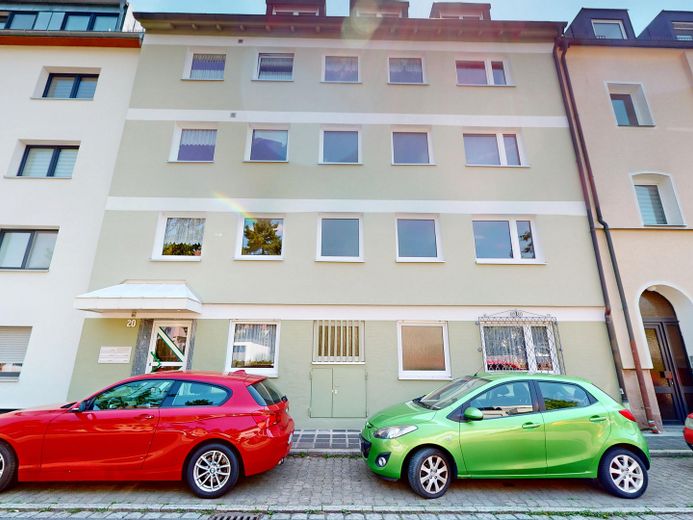 Mehrfamilienhaus mit 5 Wohneinheiten und Entwicklungspotenzial in Nürnberg-Mögeldorf – Vorderansicht  (Nord)