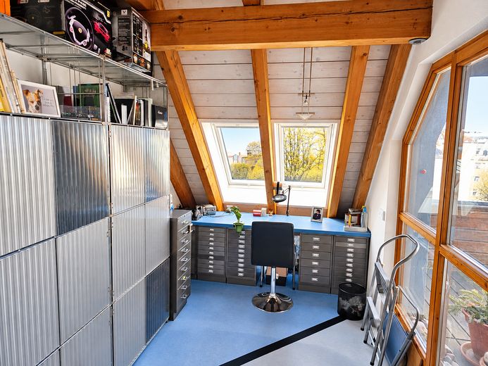 Au / Nockherberg – außergewöhnliche Maisonette mit Galerie & Westterrasse | 3 Räume im OG möglich – Werkstatt oder Schlafzimmer
