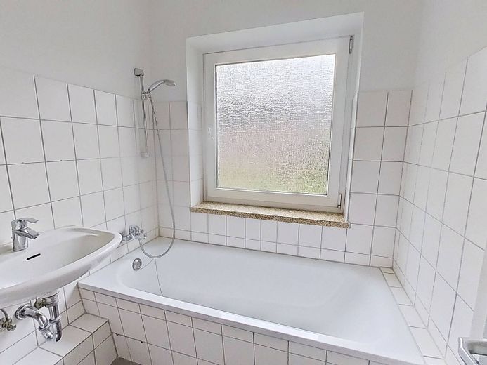 Die Blätter fallen, Ihre Miete auch: Gemütliche 2-Zimmer-Wohnung mit BALKON im Norden von Rendsburg – Ansicht I: Bad