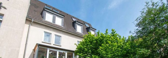 SELTENES IMMOBILIENPAKET | 3 Wohnungen mit Garten und Garagen für vielfältige Nutzungskonzepte