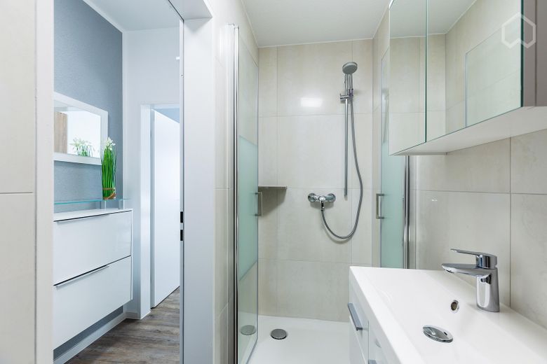 Appartement d’affaires intelligent : meublé avec élégance et modernisé (loyer tout compris) – Dusche