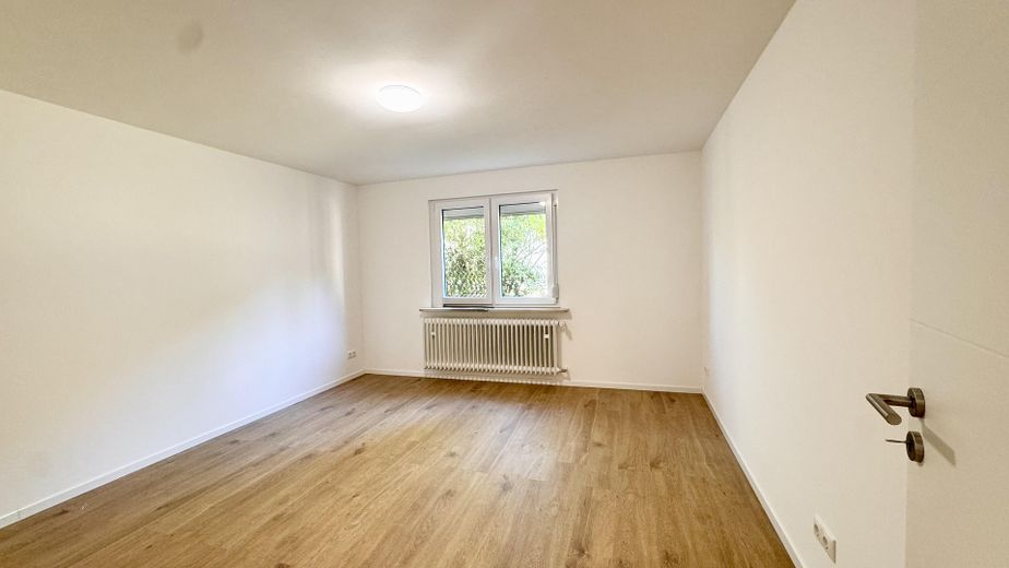 SENZA PROVVIGIONE: casa bifamiliare ristrutturata in posizione a misura di famiglia a Coburg-Scheuerfeld. – Elternschlafzimmer EG
