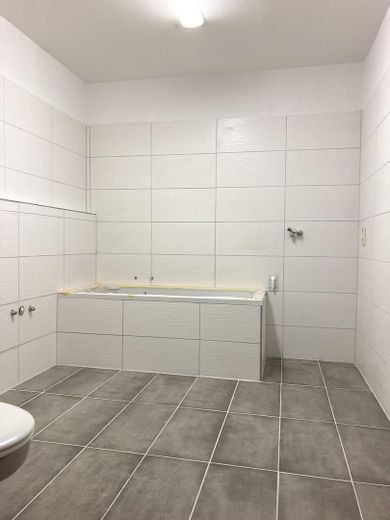 Eigentumswohnung mit Terrasse - saniert – Badewanne u. WM.-Stellplatz