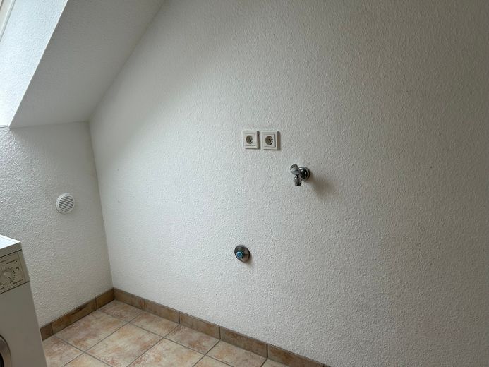 Schöne 2-Zi-Wohnung m.Balkon,Grün-& Blicklage,Kfz-Stellplatz,Keller.Am Schäfersberg-Niedernhausen – Waschküche