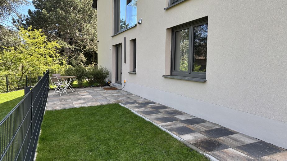 Terrasse und Gartenanteil
