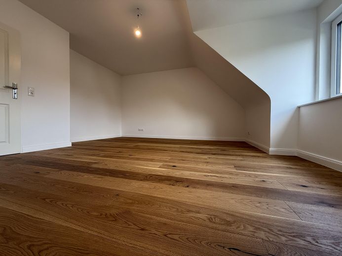Etagen-Wohnung mit Reihenhaus-Charakter: kernsaniert, hell, Top-Schnitt, gut angebunden & im Grünen – Wohnzimmer-2