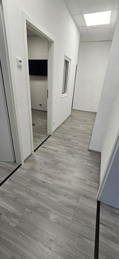 Mit Klimaanlage: Praxis, Gewerbefläche, Physio, Beautysalon, Büro – Flur