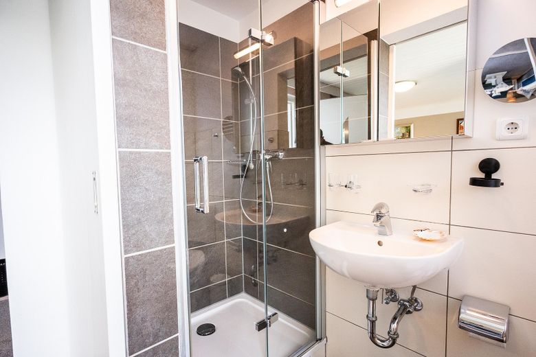 Bad mit Dusche/WC im Bungalow