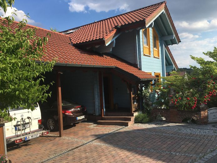 Am Waldrand gelegenes Einfamilienhaus mit ELW und parkähnlichem Garten – Westseite, Eingang und Carport