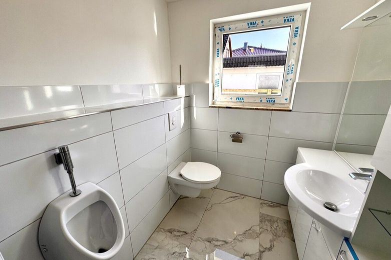 Stilvolles Einfamilienhaus mit hochwertiger Teilsanierung und großzügiger Garage – Gäste WC