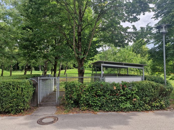 Müll- und Fahrradhäuschen