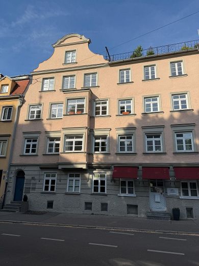 LEERSTEHENDE & Sanierungsbedürftige Wohnung mit Potenzial in Augsburger Top-Lage – Hausansicht vorne