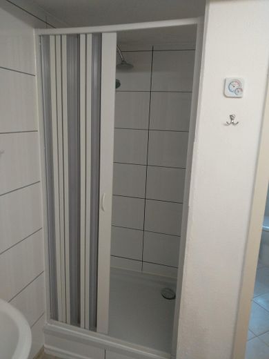 Viel Platz für ein gutes Leben in diesem freistehenden Einfamilienhaus mit Garten + Einliegerwohnung – Dusche oben und unten