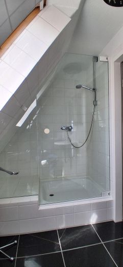 Charmante lichtdurchflutete  Eigentumswohnung mit Dachterrasse in Südlage – Gäste WC mit Dusche