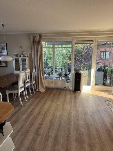 3,5-Zimmer-Wohnung in Buxtehude; großzügiger Wohnbereich mit offener Küche – Wohnküche und Balkon
