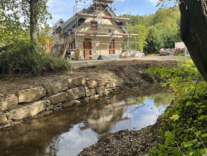 Odenthal Kernsaniert ihr Haus am Bach mit 1750qm Grundstück inkl Wärmepumpe, PV KFW 55 – Foto 1
