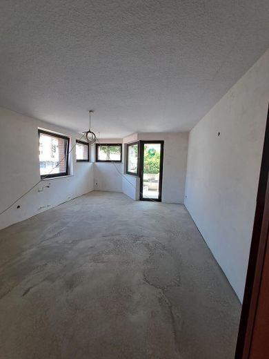 Helle Wohnung (wird saniert) in gepflegtem Haus im Zentrum. Stellplatz/Garage möglich. – Wohnzimmer