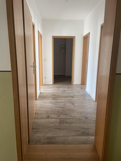 Helle, großzügige 3-Zimmer-Wohnung mit Balkon, Aufzug und Hofstellplatz in Leipzig-Volkmarsdorf – Flur