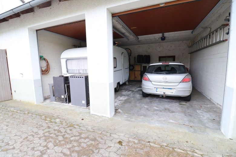 Großes EFH mit PV-Anlage, Kamin, Keller, Garagen und herrlichem Garten ! – Doppelgarage