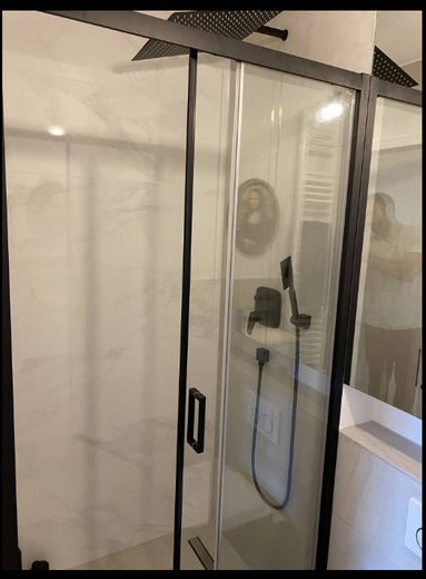 Kleines Bad mit Dusche + WC