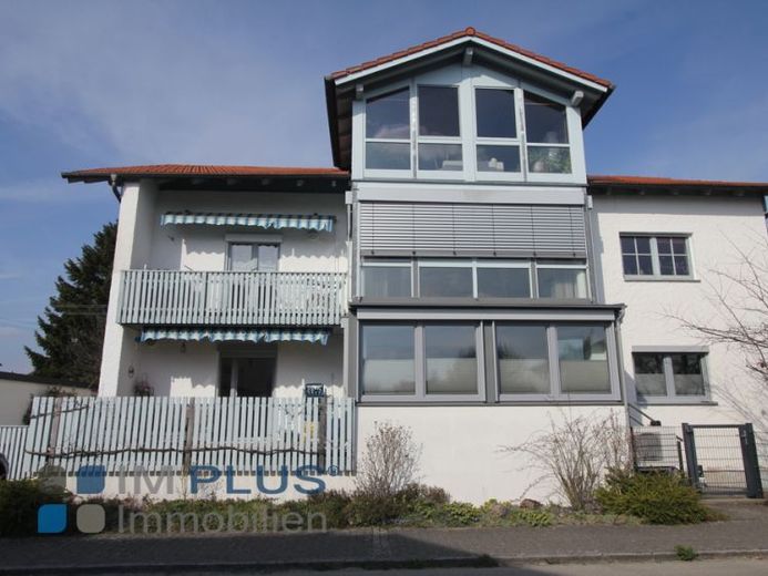 Außergewöhnliche 4-5 Zimmer Wohnung mit allem was das Herz begehrt! inkl. 2 Einzelgaragen! – Foto 1