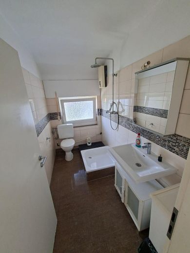 Renovierte 3-Zimmer-Dachgeschosswohnung mit Einbauküche in Erlensee – ab sofort verfügbar – Foto 11