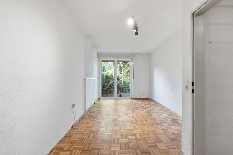 Sanierungsbedürftiges Reihenendhaus mit Garage in Köln-Heimersdorf (Erbpachtgrundstück) – Zimmer 02 im EG