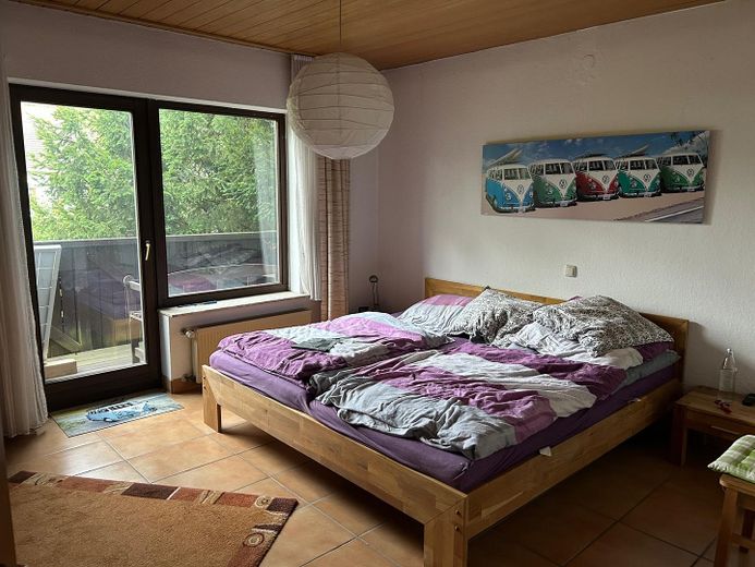 Casa unifamiliare ben tenuta con grande potenziale e terreno edificabile aggiuntivo a 54570 Neroth – Schlafzimmer
