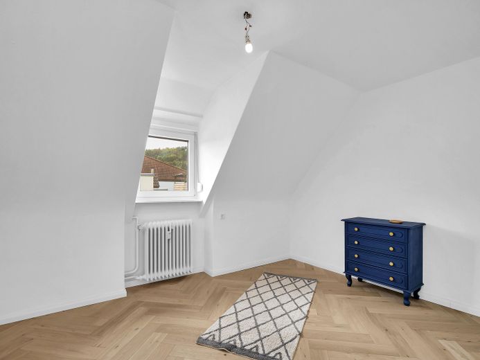 Provisionsfrei: Renovierte Wohnung mitten in Stuttgart mit Blick auf Weinberge und Grabkapelle – Schlafzimmer 2