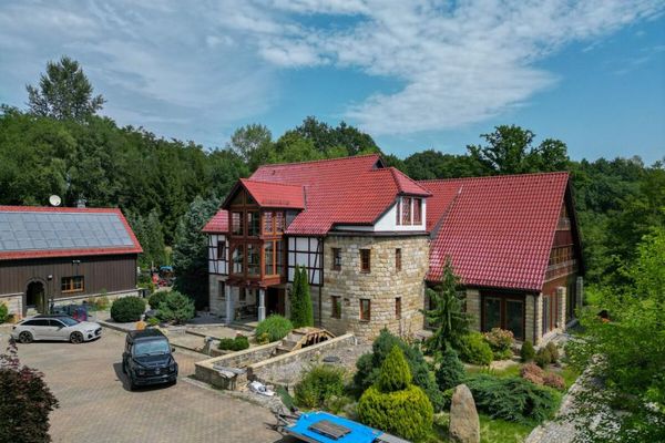 Posiadłość jedyna w swoim rodzaju – historyczny młyn na prywatnej działce o powierzchni 9,3 ha z 950 m² powierzchni mieszkalnej