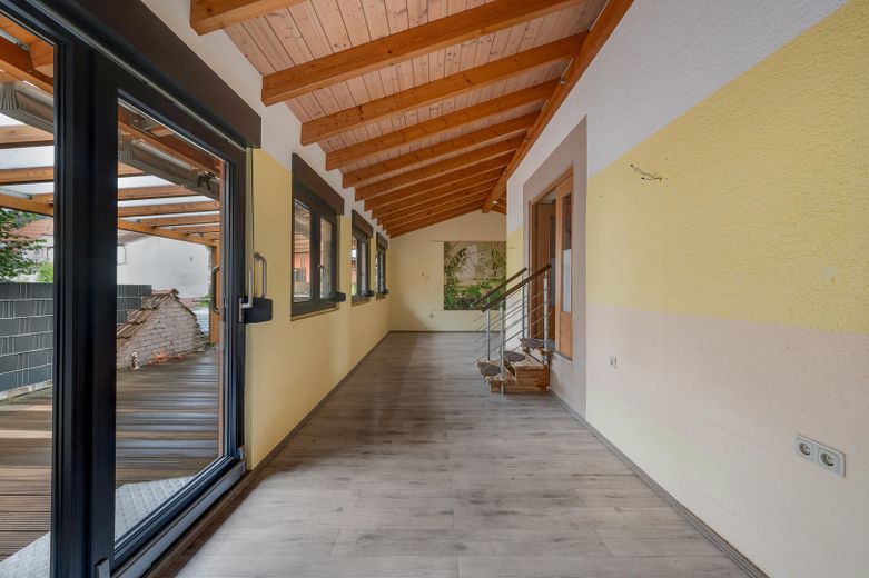 Großes Wohnhaus zur Nutzung als ZFH, Mehrparteivermietimmobilie oder Mehrgenerationenhaus – Wintergarten und Terrasse EG