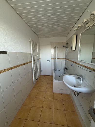 Piso de 3 habitaciones recién renovado con cocina y baño – Foto 12