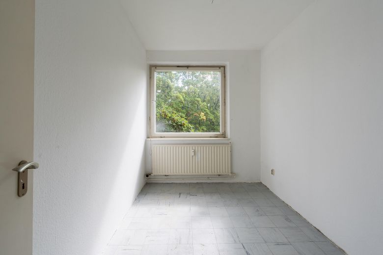 Yaklaşık 77,90 m² büyüklüğünde, hemen taşınılabilir 2,5 odalı daire; doğrudan sahibinden ve komisyonsuz – Zimmer 1/2 