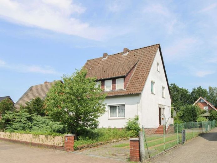 Zweifamilienhaus in Wilsche bei Gifhorn, 2 Garagen und großer Garten – Foto 1