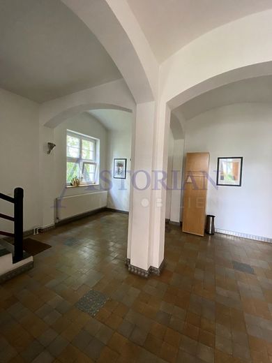 Wohnen in der alten Schule in ruhiger Lage – Treppenhaus