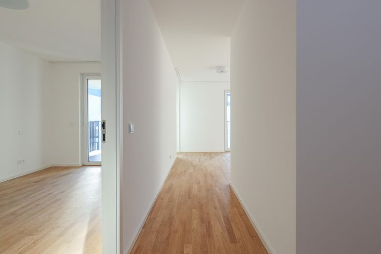 Blick in Flur und Schlafzimmer