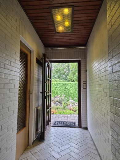 Działka słoneczna (od strony południowej) z domem bliźniaczym, basenem, stawem, garażem i miejscem parkingowym – Flur