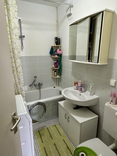 Luminoso apartamento de 3,5 habitaciones con balcón, ascensor y baño nuevo – Bad
