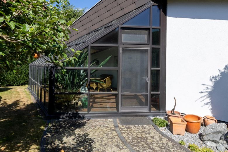 bungalow dal design moderno – Tür zum Wintergarten   