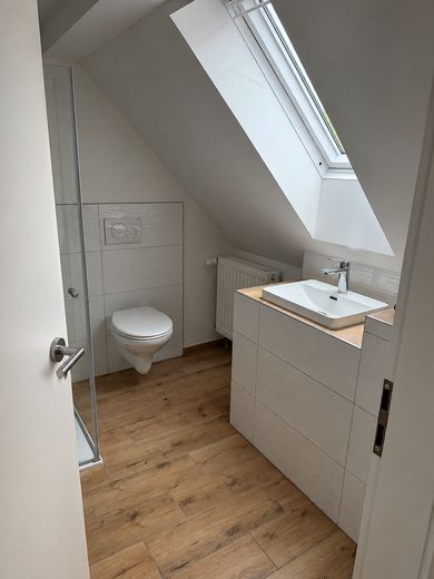 Schledehausen-3-Zimmer Dachgeschosswohnung 2.OG – Badezimmer